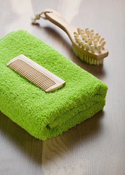 Comb and massager with towel — Stock Photo, Image