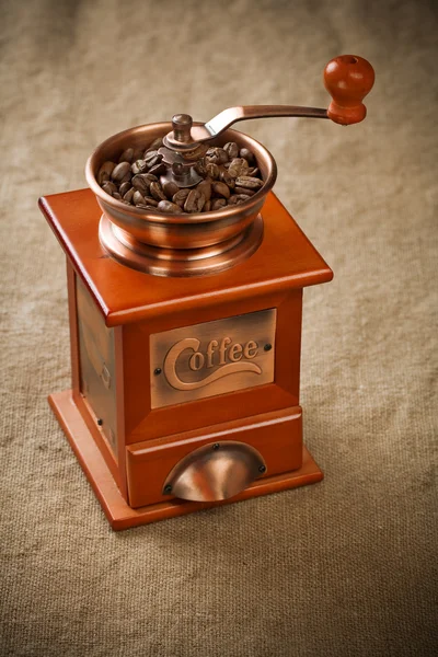 Kahve değirmeni üzerinde ehlileştirmek — Stok fotoğraf