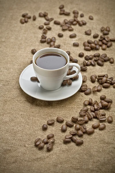 咖啡谷物和杯咖啡 — 图库照片