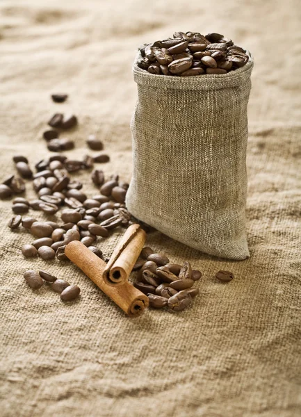 Grains de café en sac avec cannelle — Photo