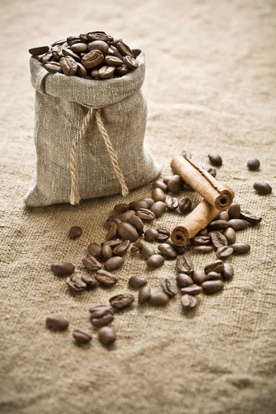 Grains de café et cannelle sur le sac — Photo