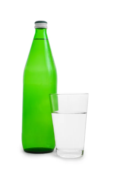 Garrafa verde e vidro com água — Fotografia de Stock