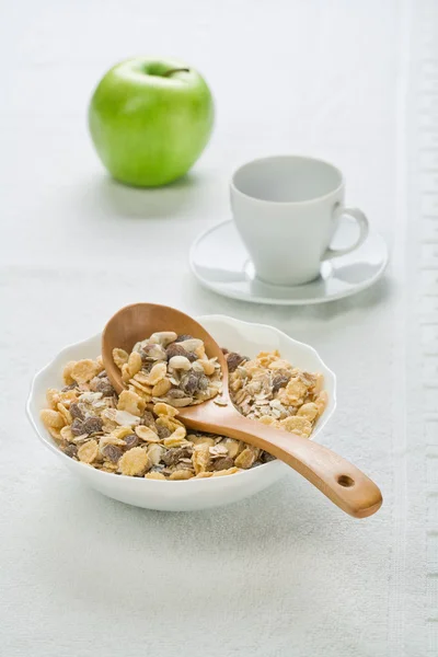 Alimentos saudáveis em utensílios de mesa — Fotografia de Stock