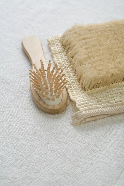 Spazzola e fibra di tiglio su sfondo bianco — Foto Stock