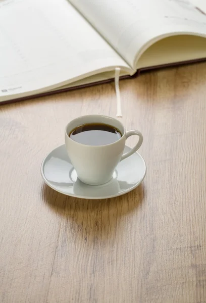 Дневник с чашкой кофе — стоковое фото