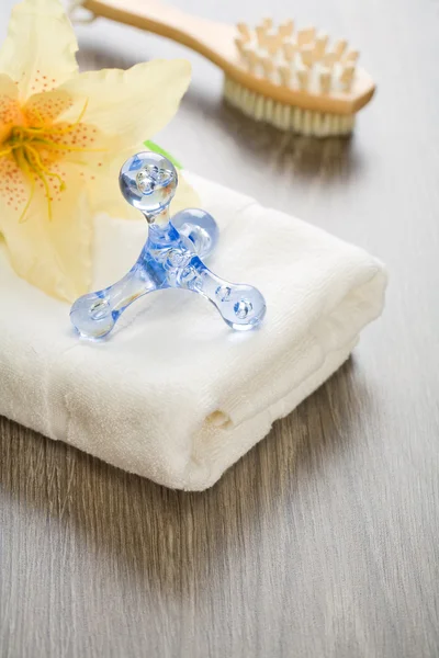 Fiore e massaggiatore su asciugamano bianco con massaggiatore — Foto Stock