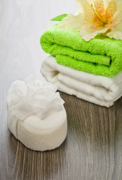 Flower on towels and bath sponge — Stock Photo, Image