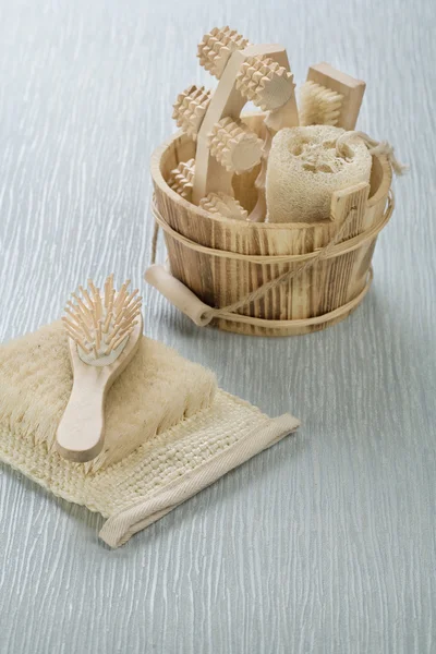 Щітка для волосся на вигнанні з дерев'яним відром — стокове фото