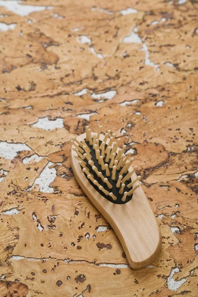 Haarbürste auf Korkholz — Stockfoto