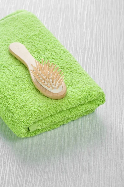 Haarborstel en handdoek — Stockfoto
