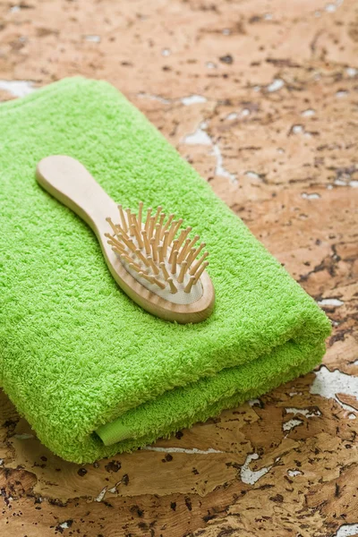 Cepillo y toalla en madera de corcho —  Fotos de Stock