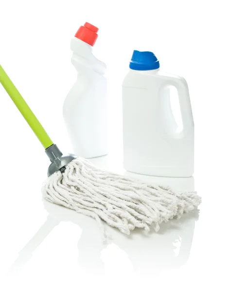 Esfregona e produtos de limpeza brancos — Fotografia de Stock