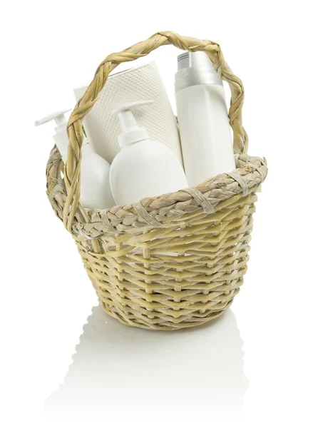 Papírový ručník a lahve v košíku — Stock fotografie