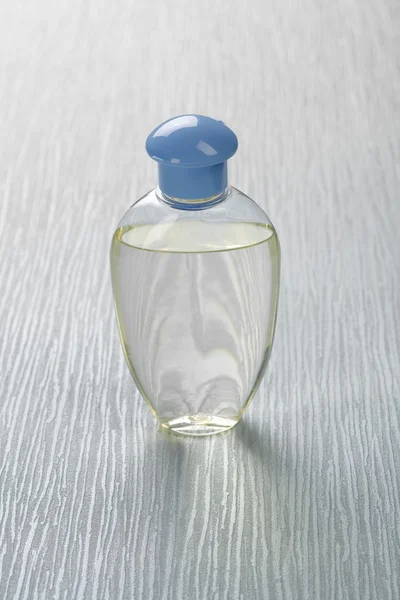 Una botella sobre fondo azul — Foto de Stock