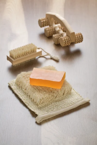 Masajeador cepillo para el cabello y jabón —  Fotos de Stock