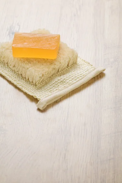 Oranje zeep op bast — Stockfoto