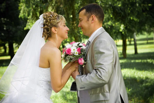 Nyligen hålla gift för händer — Stockfoto