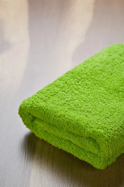 Jeden ręcznik na drewniane tła — Zdjęcie stockowe
