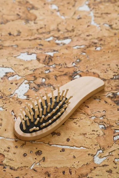 Un cepillo de pelo sobre madera de corcho — Foto de Stock