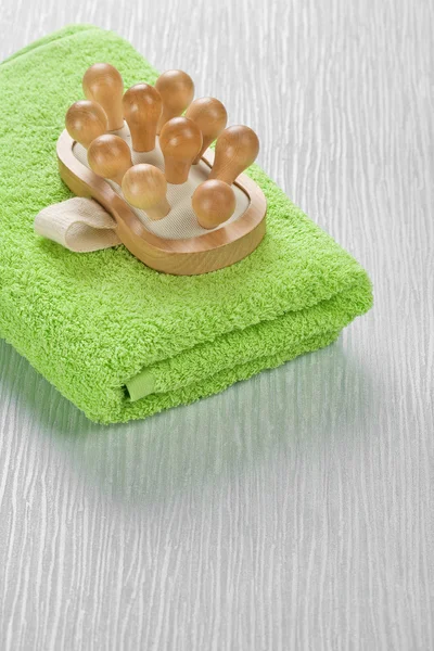Massagegerät auf grünem Handtuch — Stockfoto
