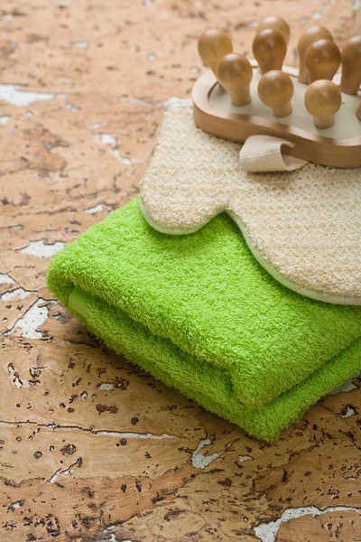 Массажер и банст на полотенце — стоковое фото