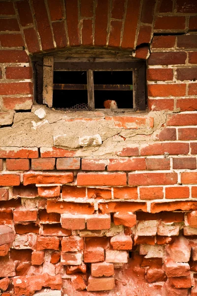 Vieja ventana en una vieja pared de ladrillo — Foto de Stock