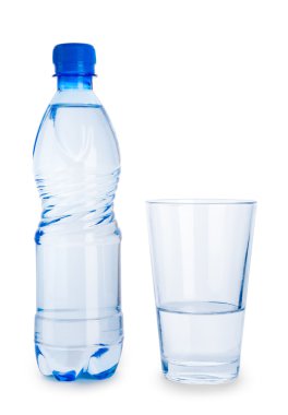 küçük mavi şişe ve cam izole su ile