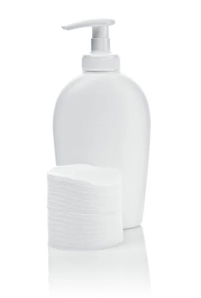 Botella blanca y almohadillas de algodón —  Fotos de Stock