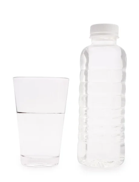 Transparante plastical fles en glas met water geïsoleerd — Stockfoto
