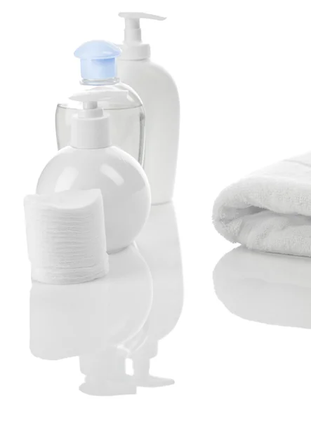 Toaletní potřeby s ručníkem — Stock fotografie