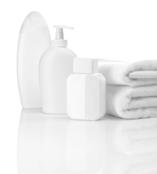 Botellas y toallas blancas —  Fotos de Stock