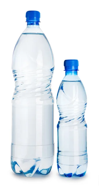 Két kék plasztikai palack vízzel elszigetelt fehér backgro — Stock Fotó