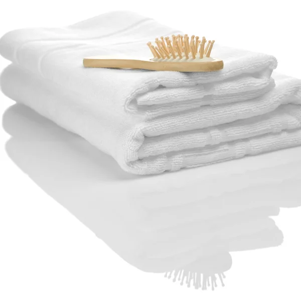 Dwa ręczniki i szczotka do włosów — Zdjęcie stockowe