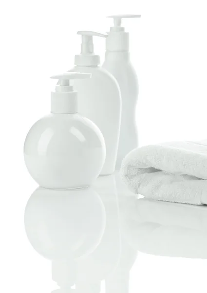 Biały ręcznik i butelki — Zdjęcie stockowe