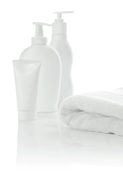 Beyaz havlu şişeleri ve tüp — Stok fotoğraf