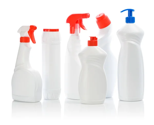 Set van witte reinigingsmiddelen met gekleurde covers — Stockfoto