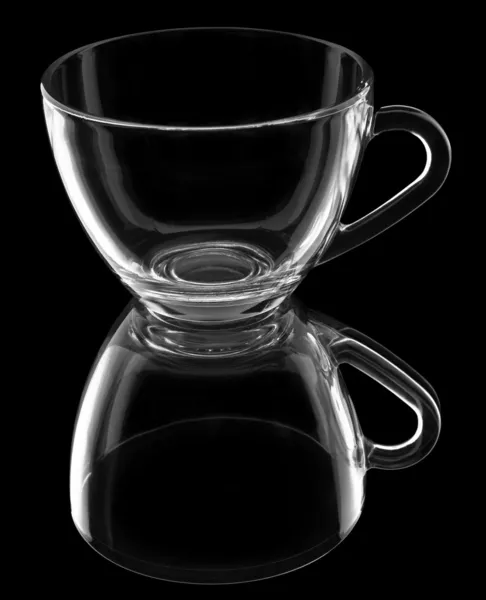 Transparente Tasse mit Reflexion isoliert auf schwarz — Stockfoto