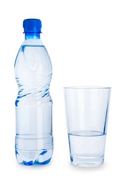 Kleine blauwe fles en glas met water geïsoleerd — Stockfoto