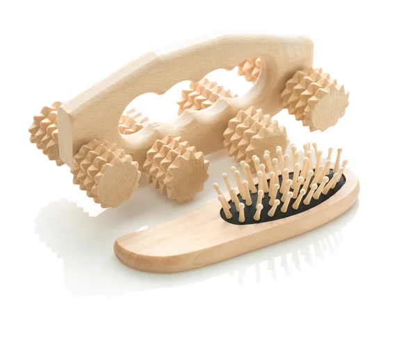 Massageador de madeira com escova de cabelo — Fotografia de Stock