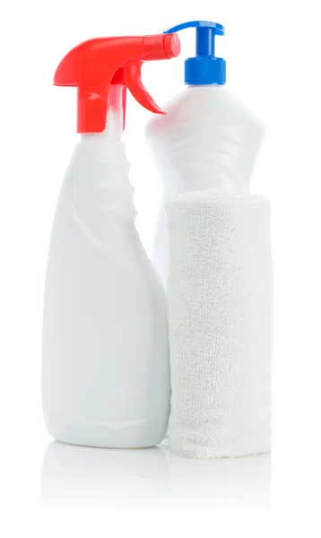 Biały środków czyszczących i bawełny ręcznik na białym tle — Zdjęcie stockowe