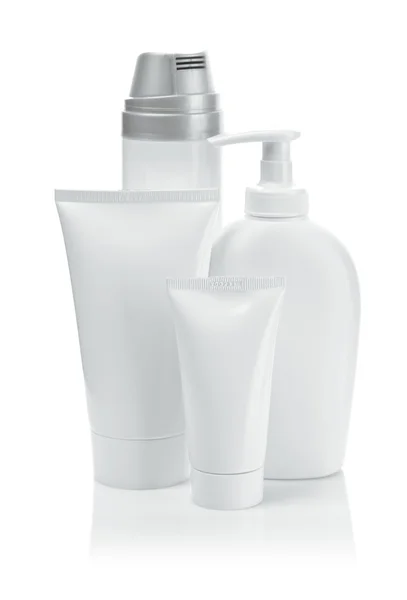 Fehér kozmetikai csövek és spray-palackok — Stock Fotó