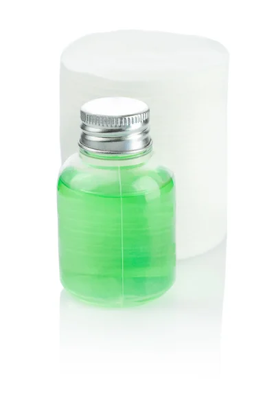 Piccola bottiglia di gel detergente e pastiglie — Foto Stock