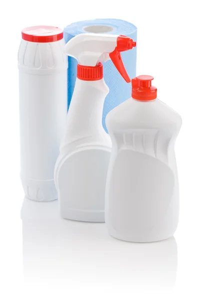 Drei weiße Reinigungsflaschen und blaues Handtuch — Stockfoto
