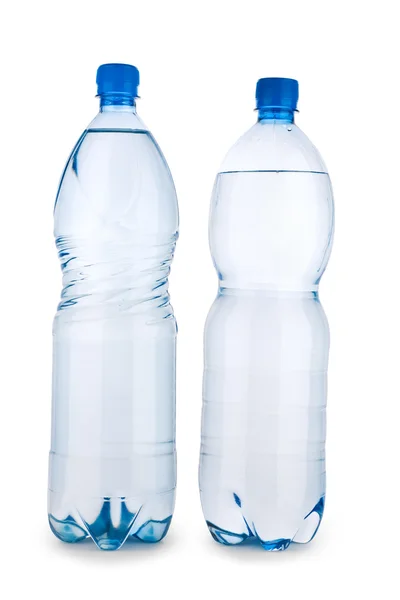 Δύο μπλε διαφανές μπουκάλι με νερό που απομονώνονται σε ένα λευκό backg — Φωτογραφία Αρχείου