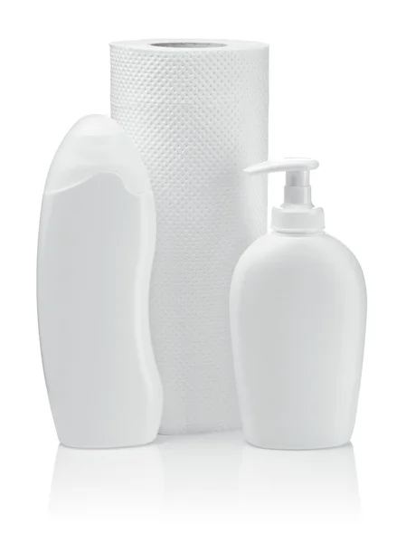 Bílý ručník a lahve pro péči o白いタオルとケアのためのボトル — Stock fotografie