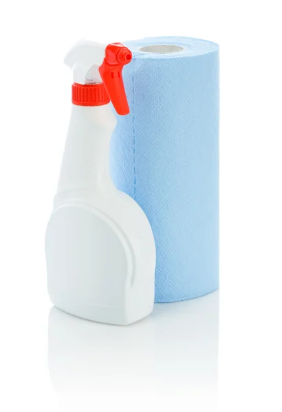 Botella de spray blanco y toalla — Foto de Stock