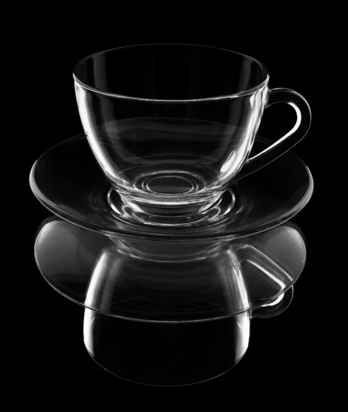 Transparente Tasse auf einem Teller mit Reflexion ist isoliert — Stockfoto