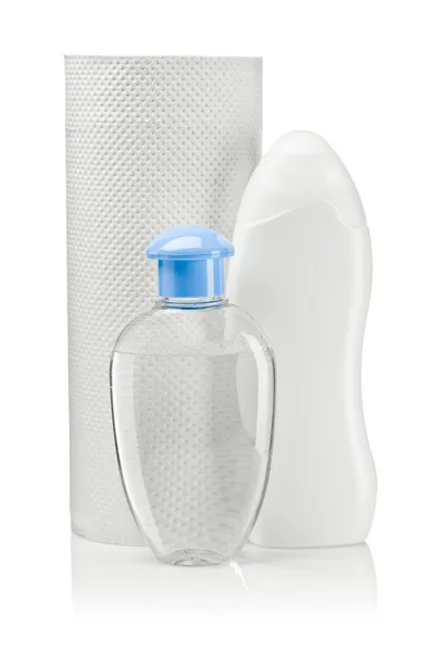 Bottiglie trasparenti e bianche con asciugamano — Foto Stock