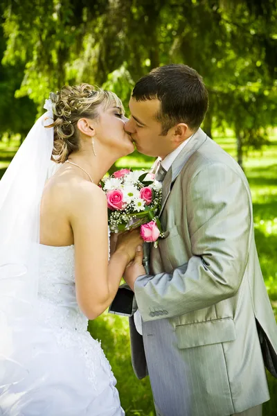 Bruiloft paar kusjes — Stockfoto