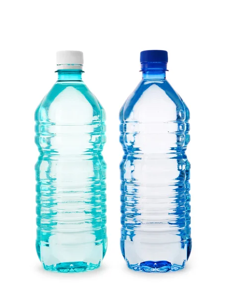 Due bottiglie trasparenti d'acqua isolate su bianco — Foto Stock